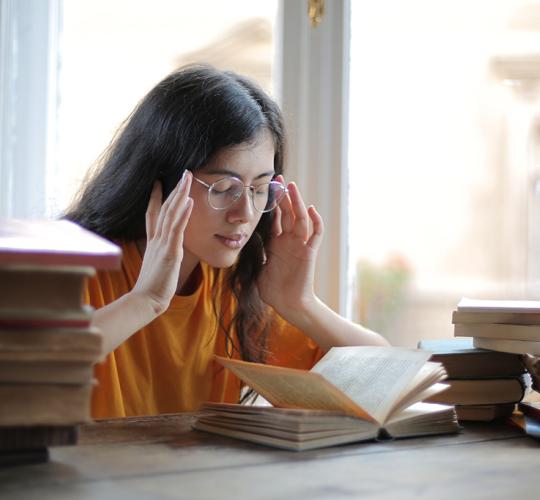 Vizsgadrukk stressz izguló diáklány a könyvei fölött