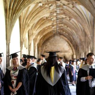 Diploma ünnepségen gyülekező hallgatók egyetem továbbtanulás felsőoktatás külföld Anglia